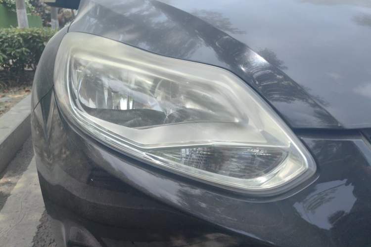 Used Ford Focus 2012 Sedan 1.6L Automatic Comfort Model Right Front Headlight