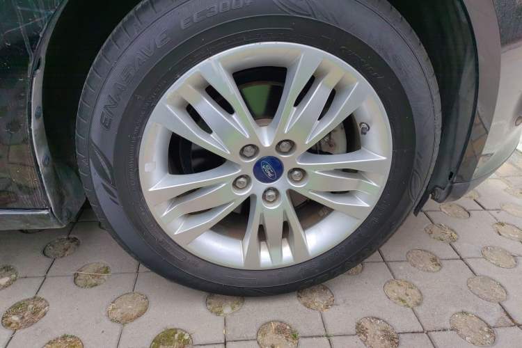 Used Ford Focus 2012 Sedan 1.6L Manual Comfort Model Right Front Wheel Hub