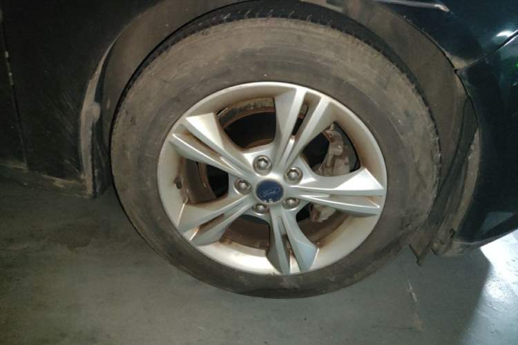 Used Ford Focus 2012 Sedan 1.6L Automatic Fashion Edition Right Front Wheel Hub