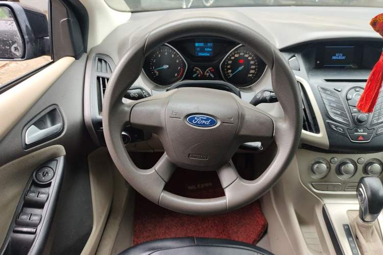Used Ford Focus 2012 Sedan 1.6L Automatic Comfort Model Steering Wheel
