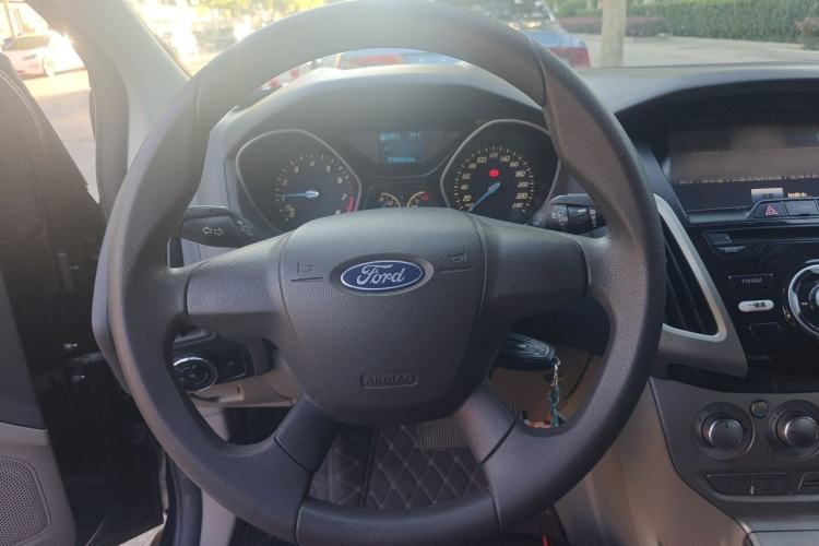 Used Ford Focus 2012 Sedan 1.6L Automatic Comfort Model Steering Wheel