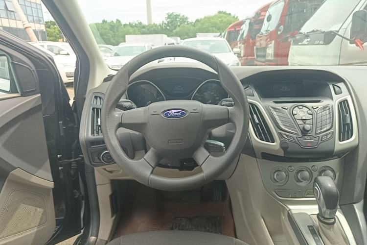 Used Ford Focus 2012 Sedan 1.6L Automatic Comfort Model Steering Wheel