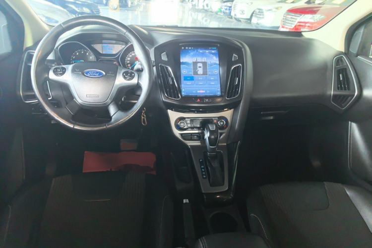 Used Ford Focus 2012 Hatchback 1.6L Automatic Fashion Edition Center Console
