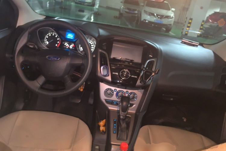 Used Ford Focus 2012 Hatchback 1.6L Automatic Comfort Model Center Console
