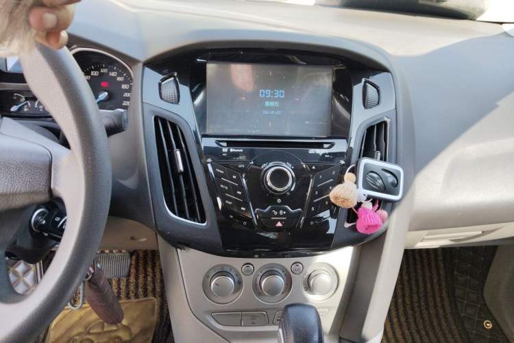Used Ford Focus 2012 Sedan 1.6L Automatic Comfort Model Audio And AC Panel