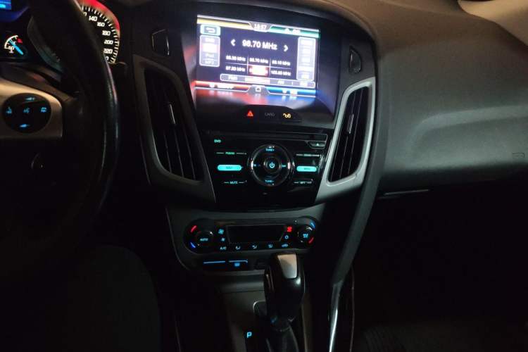 Used Ford Focus 2012 Sedan 1.6L Automatic Fashion Edition Audio And AC Panel