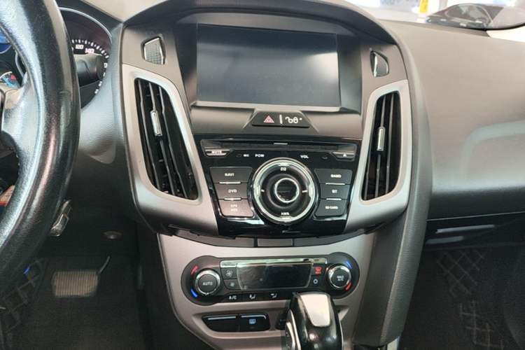 Used Ford Focus 2012 Sedan 1.6L Automatic Fashion Edition Audio And AC Panel