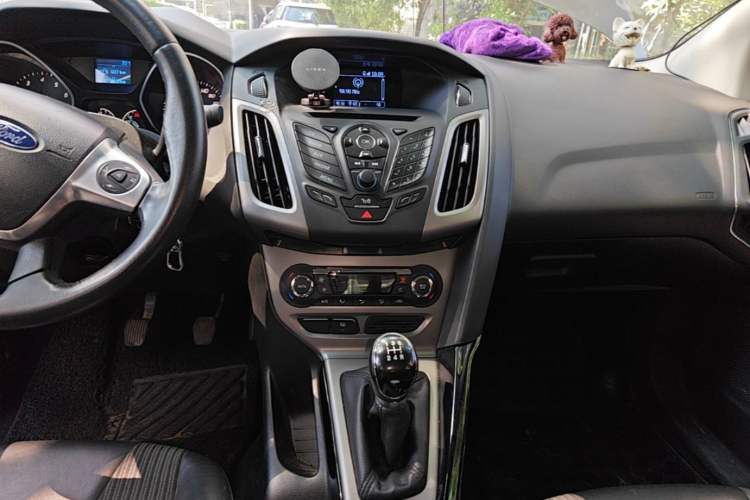 Used Ford Focus 2012 Sedan 1.6L Manual Fashion Edition Audio And AC Panel