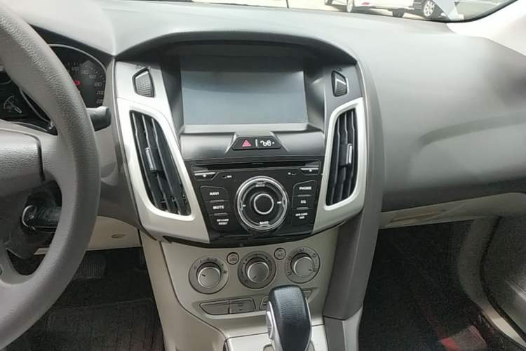Used Ford Focus 2012 Sedan 1.6L Automatic Comfort Model Audio And AC Panel