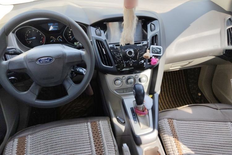 Used Ford Focus 2012 Sedan 1.6L Automatic Comfort Model Center Console