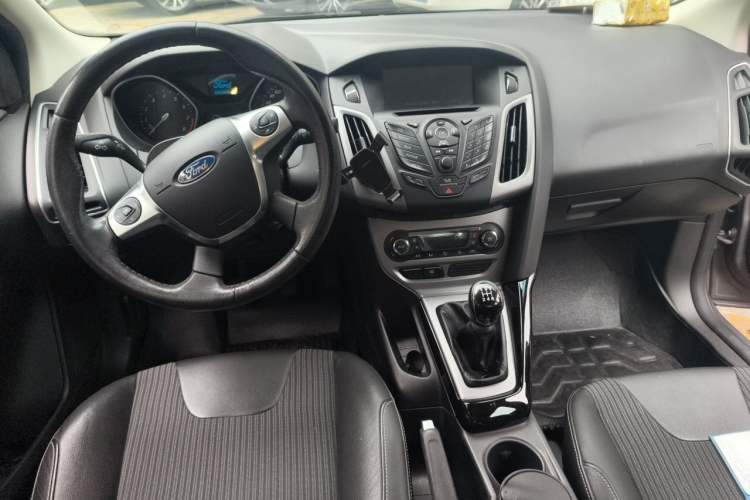 Used Ford Focus 2012 Sedan 1.6L Manual Fashion Edition Center Console
