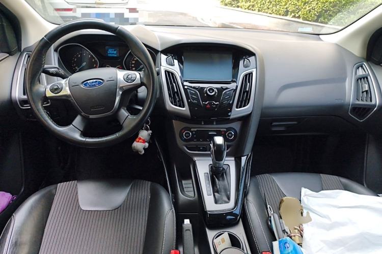 Used Ford Focus 2012 Sedan 1.6L Automatic Fashion Edition Center Console