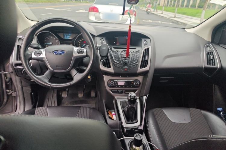 Used Ford Focus 2012 Sedan 1.6L Manual Fashion Edition Center Console