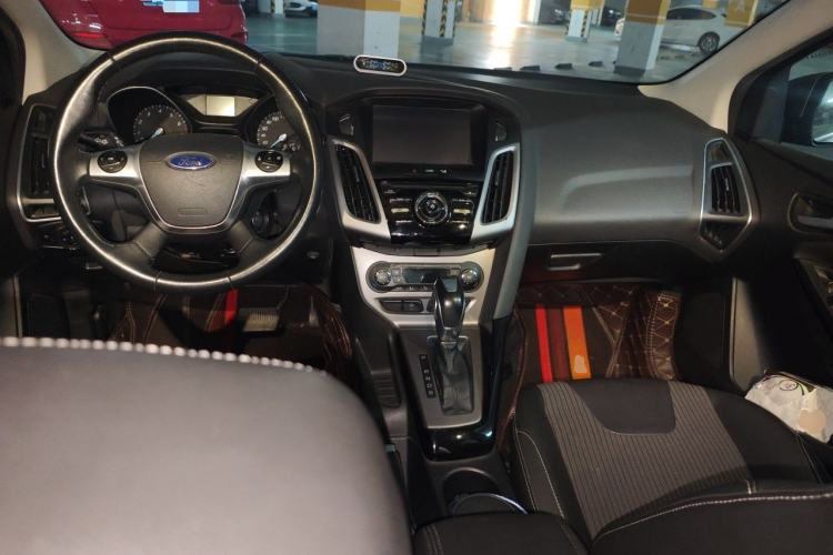 Used Ford Focus 2012 Sedan 1.6L Automatic Fashion Edition Center Console