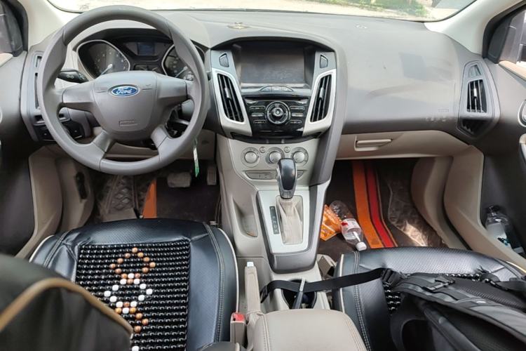 Used Ford Focus 2012 Sedan 1.6L Automatic Comfort Model Center Console