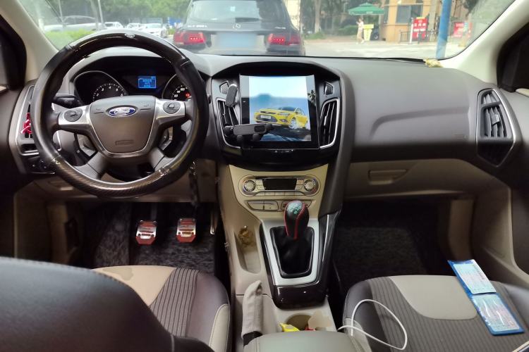 Used Ford Focus 2012 Sedan 1.6L Manual Fashion Edition Center Console