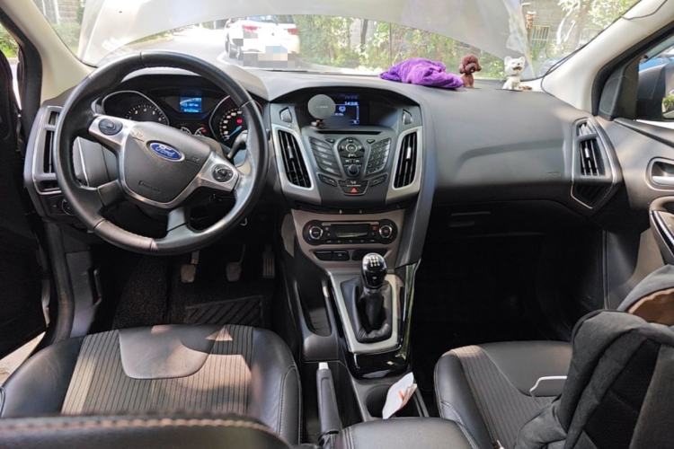 Used Ford Focus 2012 Sedan 1.6L Manual Fashion Edition Center Console