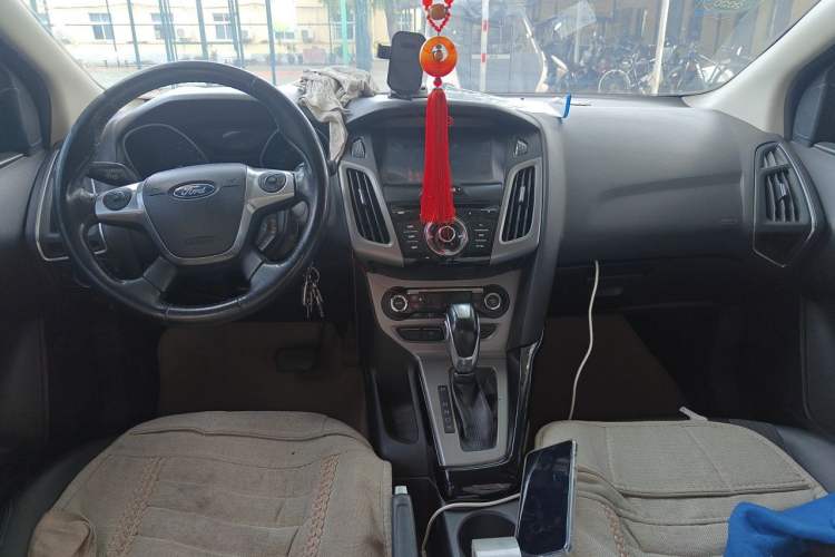 Used Ford Focus 2012 Sedan 1.6L Automatic Fashion Edition Center Console