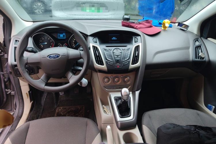 Used Ford Focus 2012 Sedan 1.6L Manual Comfort Model Center Console