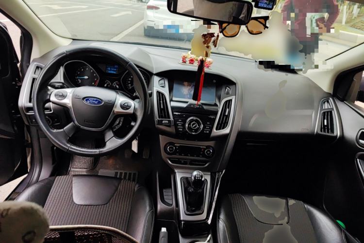 Used Ford Focus 2012 Sedan 1.6L Manual Fashion Edition Center Console