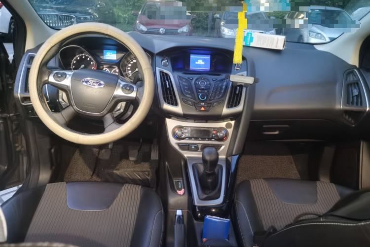 Used Ford Focus 2012 Sedan 1.6L Manual Fashion Edition Center Console