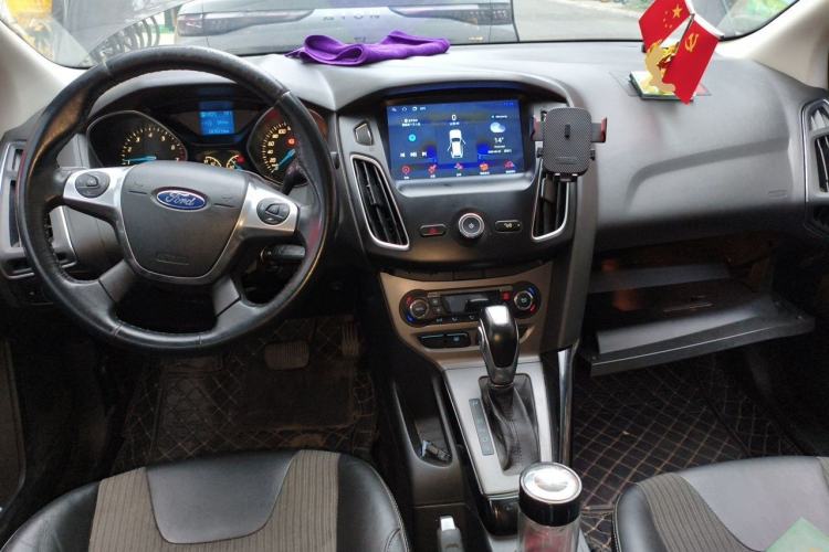 Used Ford Focus 2012 Sedan 1.6L Automatic Fashion Edition Center Console