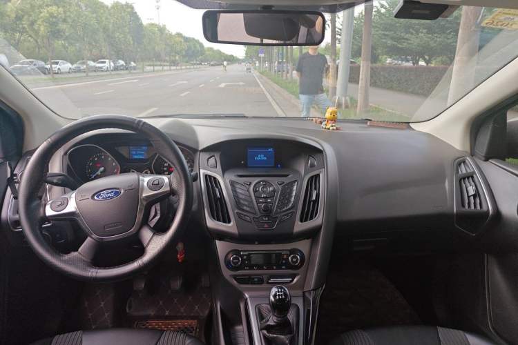 Used Ford Focus 2012 Sedan 1.6L Manual Fashion Edition Center Console