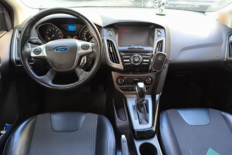 Used Ford Focus 2012 Sedan 1.6L Automatic Fashion Edition Center Console