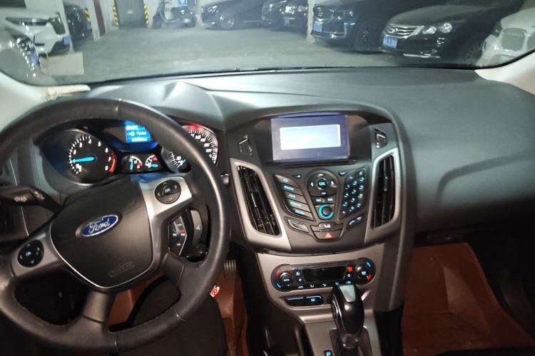 Used Ford Focus 2012 Sedan 1.6L Automatic Fashion Edition Center Console
