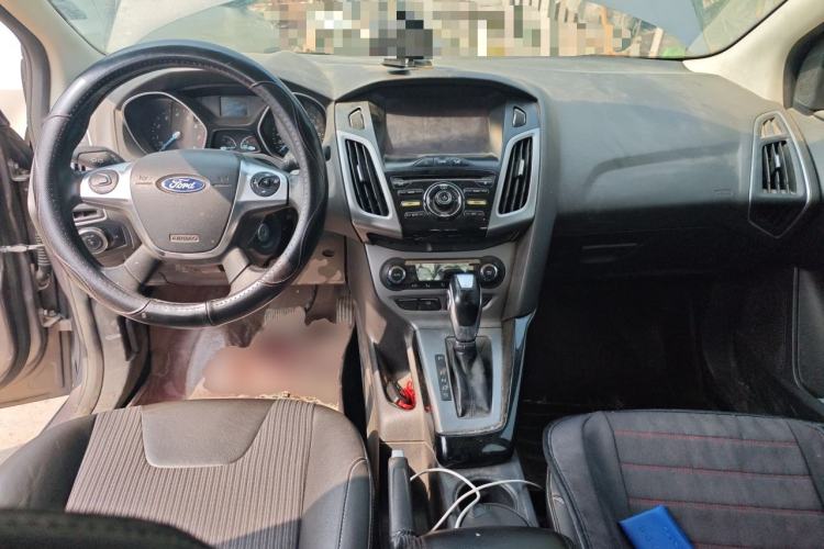 Used Ford Focus 2012 Sedan 1.6L Automatic Fashion Edition Center Console