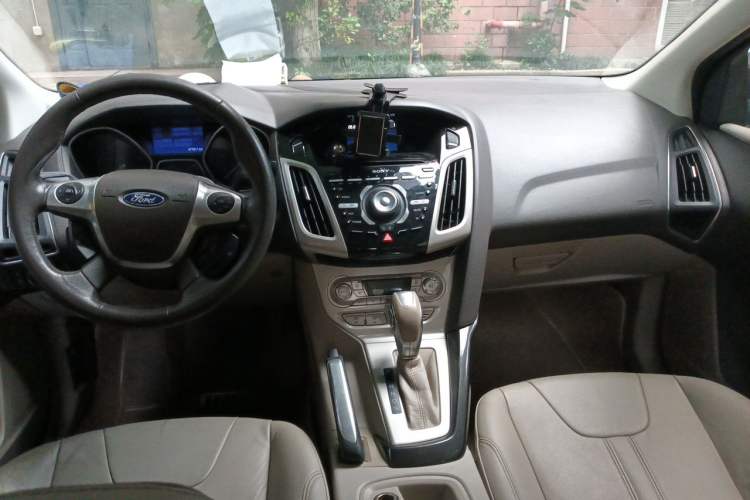 Used Ford Focus 2012 Sedan 2.0L Automatic Flagship Model Center Console