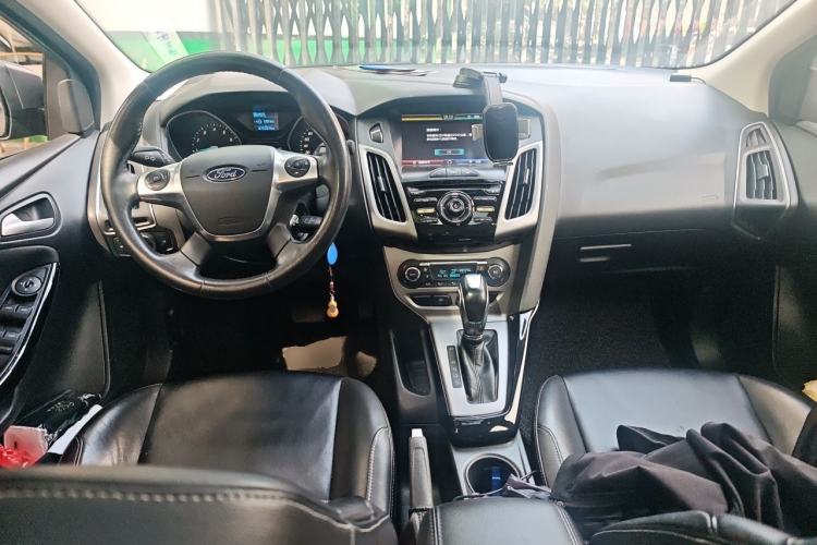 Used Ford Focus 2012 Sedan 1.6L Automatic Fashion Edition Center Console