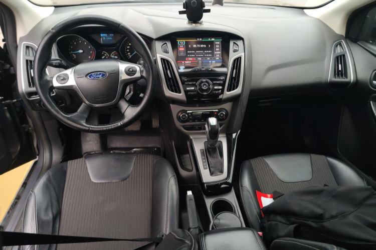 Used Ford Focus 2012 Sedan 1.6L Automatic Fashion Edition Center Console