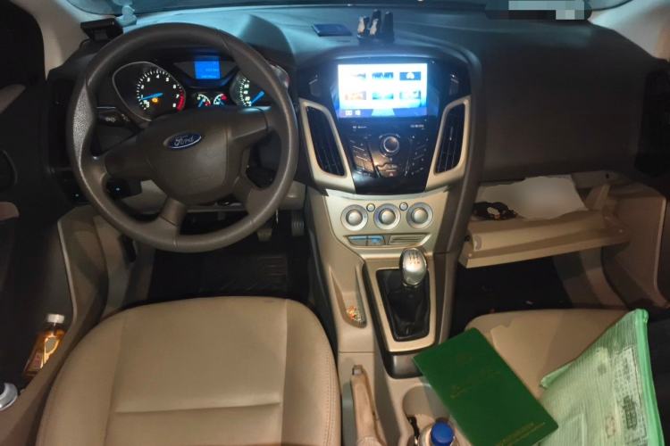 Used Ford Focus 2012 Sedan 1.6L Manual Comfort Model Center Console