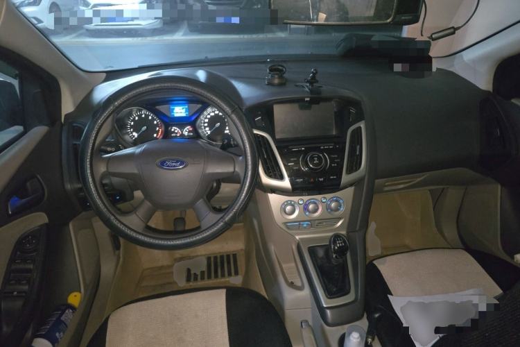 Used Ford Focus 2012 Sedan 1.6L Manual Comfort Model Center Console