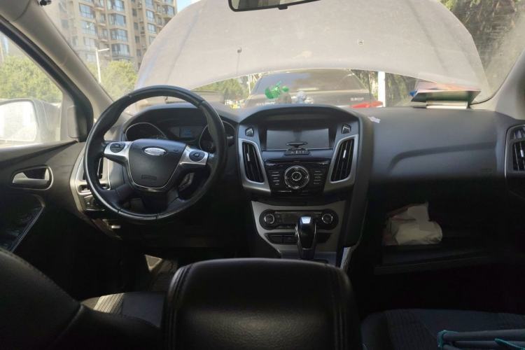 Used Ford Focus 2012 Sedan 1.6L Automatic Fashion Edition Center Console