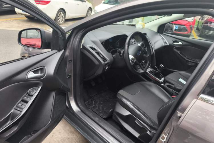 Used Ford Focus 2012 Sedan 1.6L Manual Fashion Edition Driver Seat