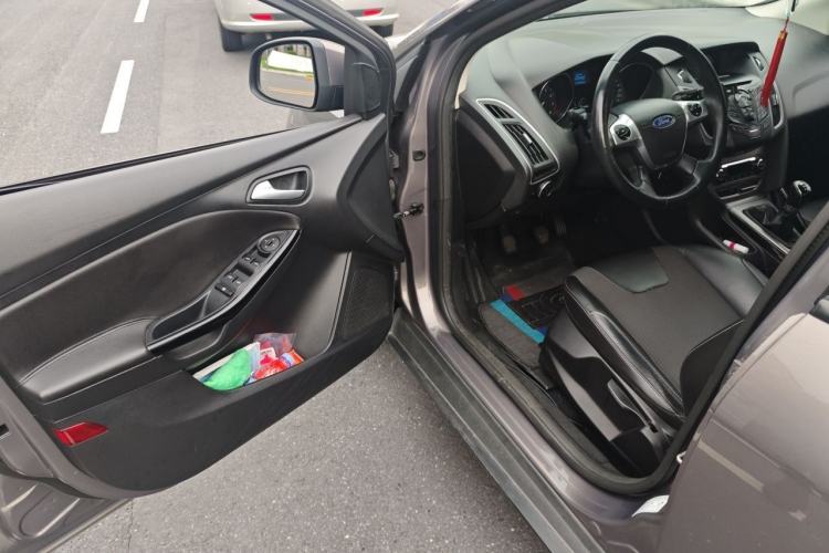 Used Ford Focus 2012 Sedan 1.6L Manual Fashion Edition Driver Seat