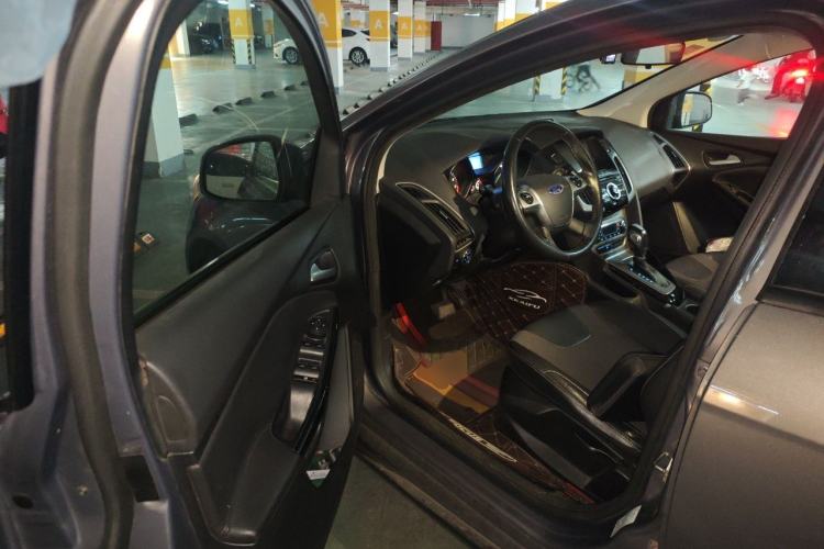 Used Ford Focus 2012 Sedan 1.6L Automatic Fashion Edition Driver Seat