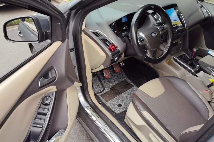 Used Ford Focus 2012 Sedan 1.6L Manual Fashion Edition Driver Seat