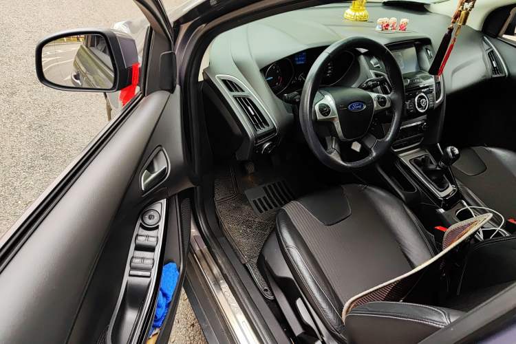 Used Ford Focus 2012 Sedan 1.6L Manual Fashion Edition Driver Seat
