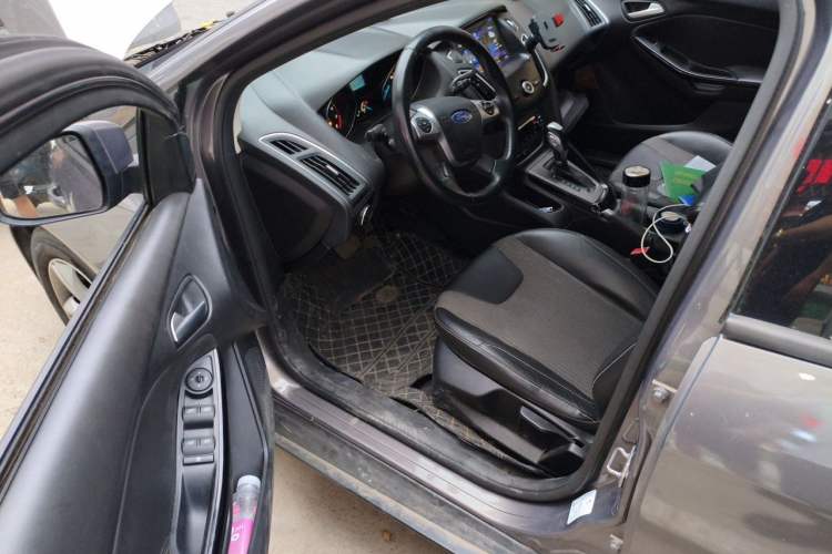 Used Ford Focus 2012 Sedan 1.6L Automatic Fashion Edition Driver Seat