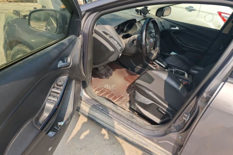 Used Ford Focus 2012 Sedan 1.6L Automatic Fashion Edition Driver Seat