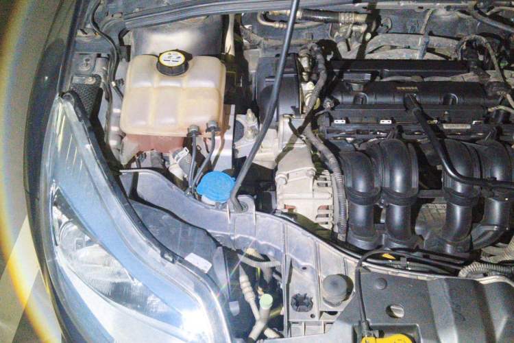 Used Ford Focus 2012 Sedan 1.6L Manual Comfort Model Engine Bay Right