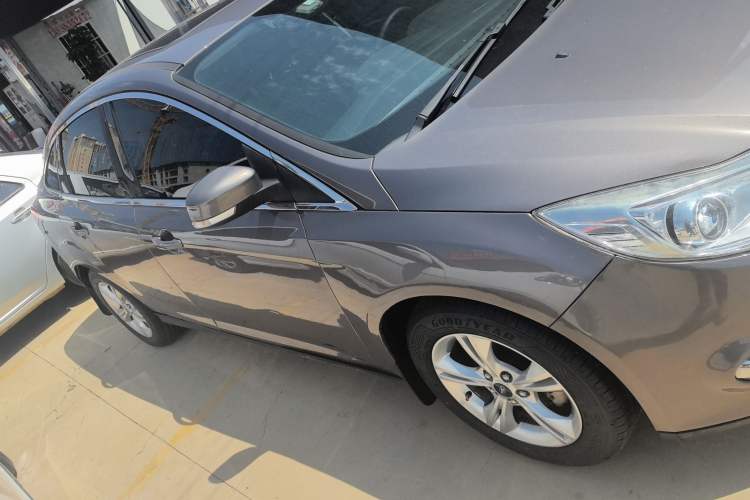 Used Ford Focus 2012 Sedan 1.6L Manual Fashion Edition Exterior 2