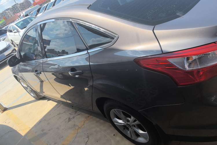 Used Ford Focus 2012 Sedan 1.6L Manual Fashion Edition Exterior 5