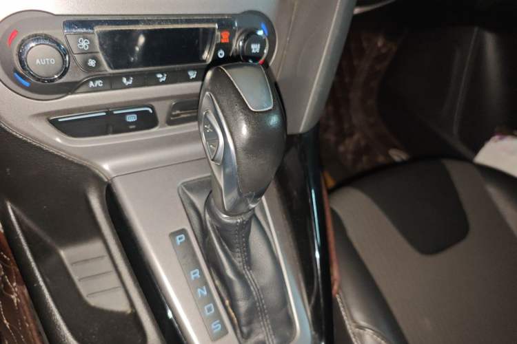 Used Ford Focus 2012 Sedan 1.6L Automatic Fashion Edition Gear Lever