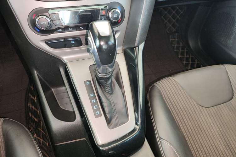 Used Ford Focus 2012 Sedan 1.6L Automatic Fashion Edition Gear Lever