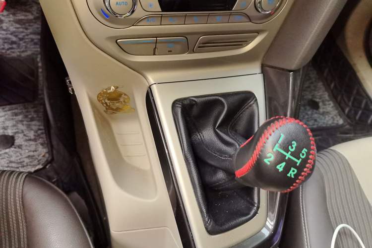 Used Ford Focus 2012 Sedan 1.6L Manual Fashion Edition Gear Lever