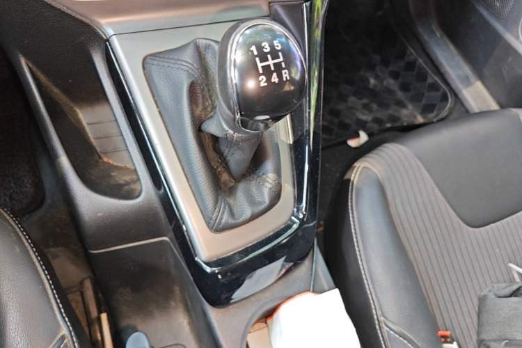Used Ford Focus 2012 Sedan 1.6L Manual Fashion Edition Gear Lever